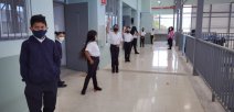 Estudiantes regresan a las aulas.