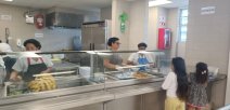 estudiantes reciben almuerzo