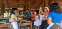 Personas hacen tortillas a mano alzada