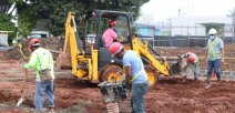 Personas trabajan en la preparación del terreno