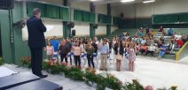 Personas reciben homenaje con su graduación