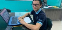 Joven se esfuerza día a día.