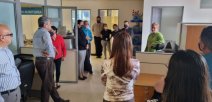 Fotografía de la Ministra de Educación con funcionarios(as) del Edificio Raventó