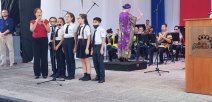 Estudiantes cantando