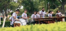Docentes y estudiantes tocando instrumentos musicales