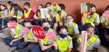 Estudiantes de primaria con chalecos preventivos para andar por la vía pública