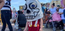 Niño con la máscara del diablo