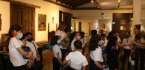 Estudiantes haciendo el recorrido en las salas del Museo Nacional