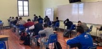 Estudiantes del Liceo Costa Rica desarrollando la prueba comprensiva