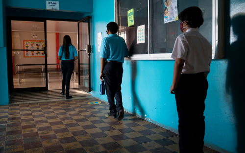 Estudiantes de secundaria entrando al comedor, con distanciamiento y mascarilla