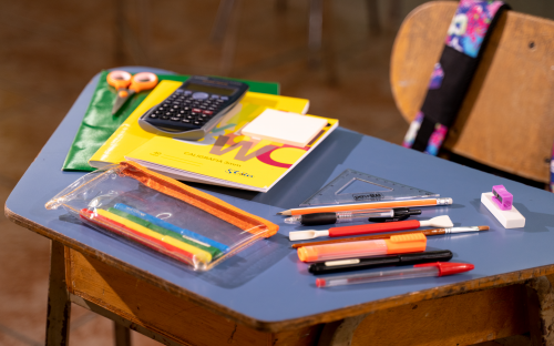 Artículos escolares encima de un pupitre