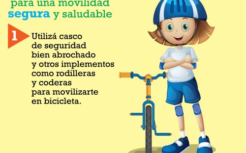 Niño de pie con los brazos cruzados, utilizando casco, rodilleras y coderas
