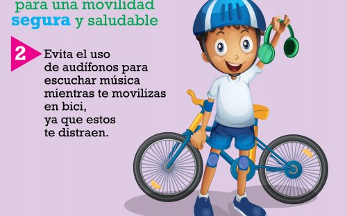 Niño de pie, con la mano levantada sosteniendo unos audífonos; usando casco