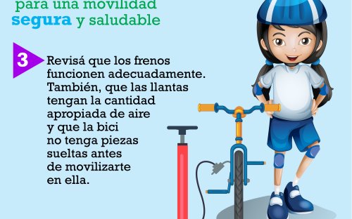 Niña de pie, inflando la llanta delantera de la bicicleta