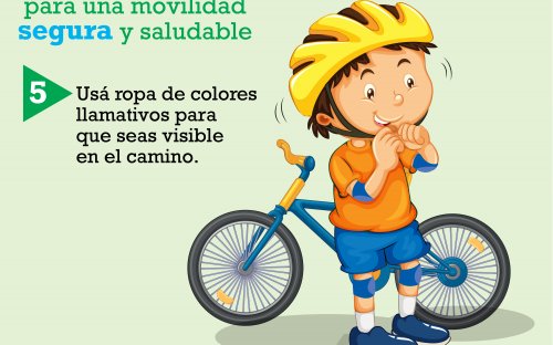 Niño de pie frente a una bicicleta, utilizando ropa en colores llamativos