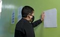 Fotografía de estudiante con discapacidad visual leyendo información en braille