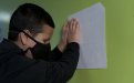 Fotografía de estudiante con discapacidad visual leyendo información en braille