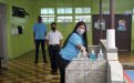 Tres estudiantes con mascarilla en el centro educativo haciendo fila