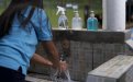 Estudiante lavándose las manos con agua y jabón