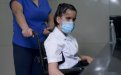 Estudiante en silla de ruedas cerca de lavado de manos