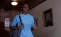 Estudiante de colegio en su casa, realizando una seña de aprobación 