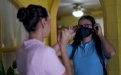 Estudiante de secundaria y su madre en la puerta de la casa