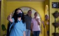 Estudiante de secundaria haciendo seña de aprobación, en compañía de su familia