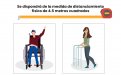 Un joven en silla de ruedas y una joven utilizando andadera