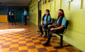 Estudiantes de secundaria usando mascarilla en el centro educativo
