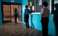 Estudiantes de secundaria entrando al comedor, con distanciamiento y mascarilla