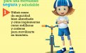 Niño de pie con los brazos cruzados, utilizando casco, rodilleras y coderas