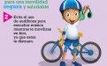 Niño de pie, con la mano levantada sosteniendo unos audífonos; usando casco