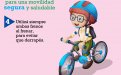 Niño en bicicleta, con las dos manos en la manivela