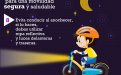 Niño en bicicleta alumbrando con un foco