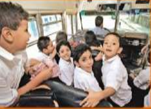 niños en transporte estudiantil